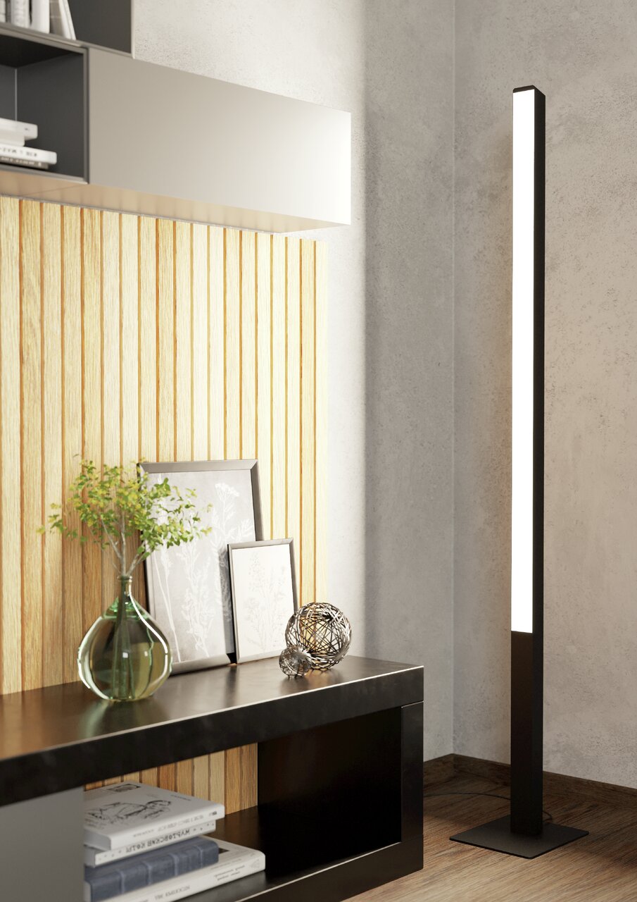 Moderne LED-Stehleuchte SIMOLARIS-Z in einem stilvollen Wohnzimmer, seitliche Perspektive