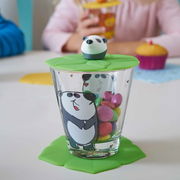 Kindertrinkset mit Panda-Motiv, bestehend aus einem Glas mit grünem Deckel und Panda-Figur, gefüllt mit bunten Süßigkeiten, aus der Vorderansicht.