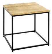 Quadratischer Beistelltisch mit naturfarbener Holzplatte und schwarzem Metallgestell im Industrial-Design, freigestellt auf weißem Hintergrund, Perspektive: leicht schräg von oben/Frontansicht.