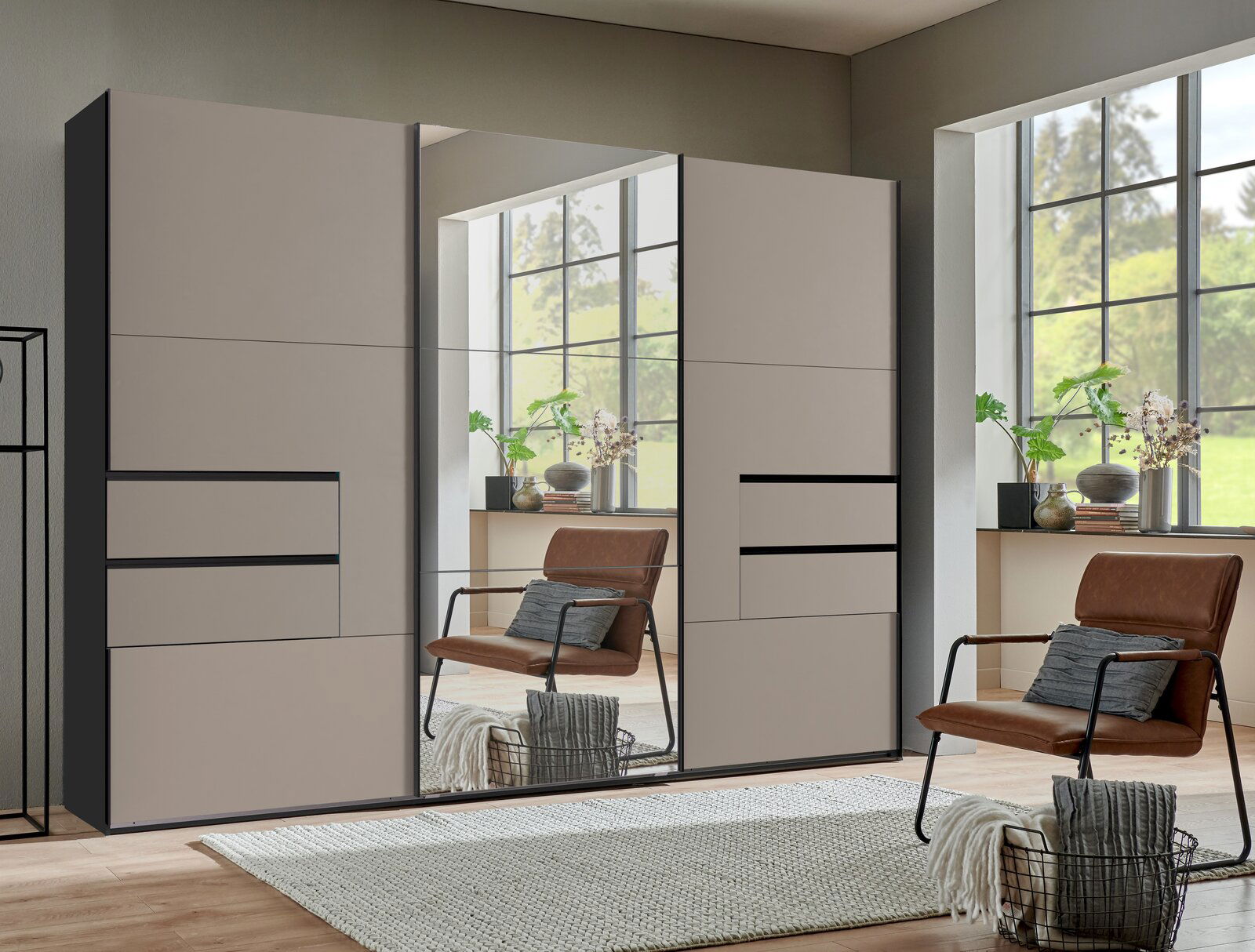 Moderner dreitüriger Schwebetürenschrank in einem stilvollen Raum mit großen Fenstern, Pflanzen und einem gemütlichen Sessel, frontal betrachtet.