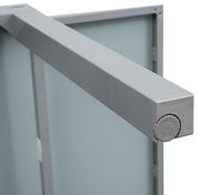 Detailansicht eines Gartentischs mit Fokus auf das Tischbein und die Verbindungselemente.