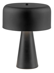 Schwarze, matte Tischlampe mit breitem, abgerundetem Schirm und konischem Fuß, freigestellt auf weißem Hintergrund, Frontansicht leicht von oben