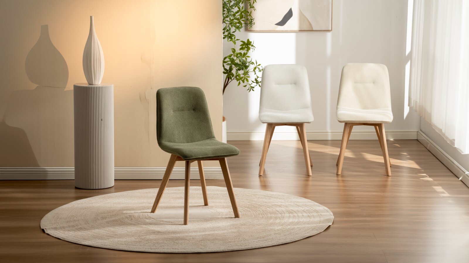 Drie moderne stoelen in een lichte ruimte, één groene op de voorgrond en twee witte op de achtergrond, op een rond tapijt, gezien vanuit een zijdelings perspectief.