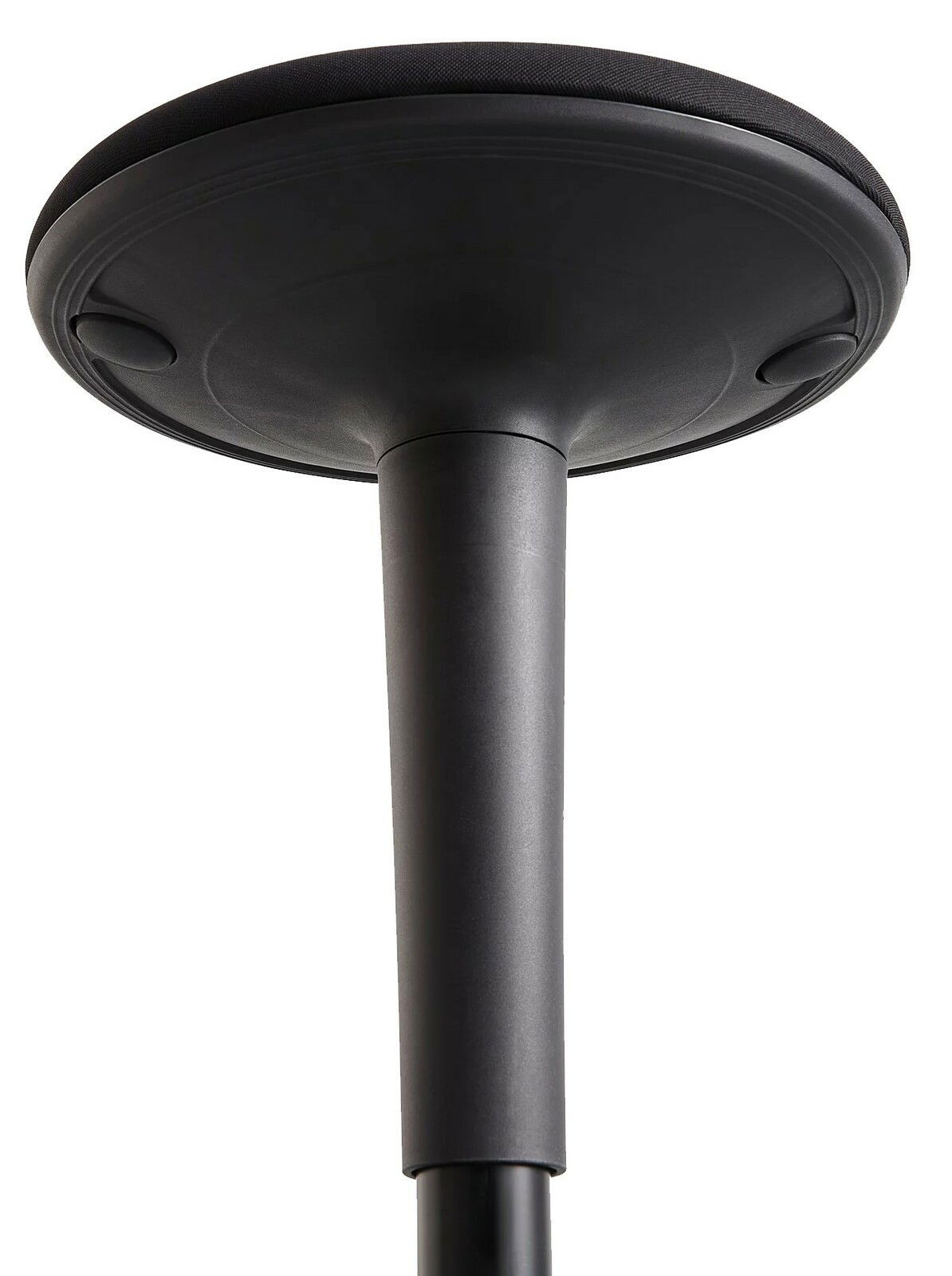 Untersicht eines schwarzen Sitzhockers mit rundem Sitz und schlankem Standbein.