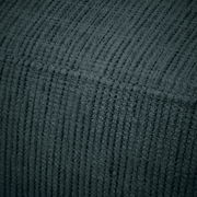 Nahaufnahme eines dunkelgrauen, gerippten Stoffes, perspektivisch von oben fotografiert.