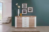 Modernes Sideboard in Holzoptik mit weißen Akzenten, frontal fotografiert, dekoriert mit einer Vase und Bildern an der Wand.