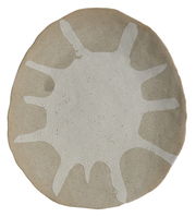 Rundes Ornament mit unregelmäßigem, weißem Muster auf beiger Oberfläche, Draufsicht