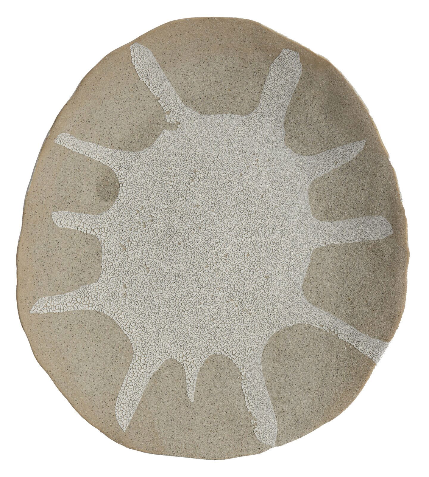 Rundes Ornament mit unregelmäßigem, weißem Muster auf beiger Oberfläche, Draufsicht