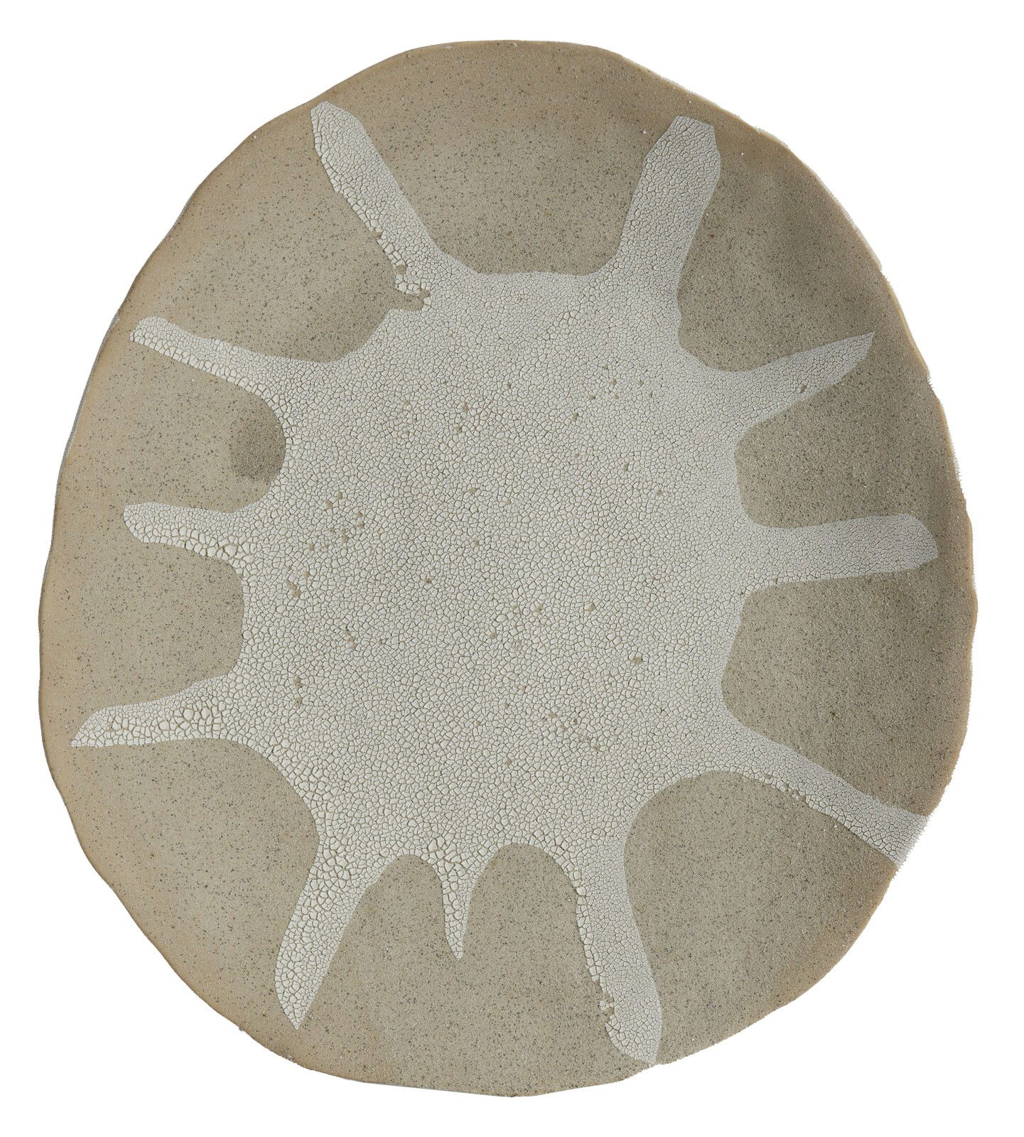 Rundes Ornament mit unregelmäßigem, weißem Muster auf beiger Oberfläche, Draufsicht