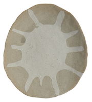 Rundes Ornament mit unregelmäßigem, weißem Muster auf beiger Oberfläche, Draufsicht