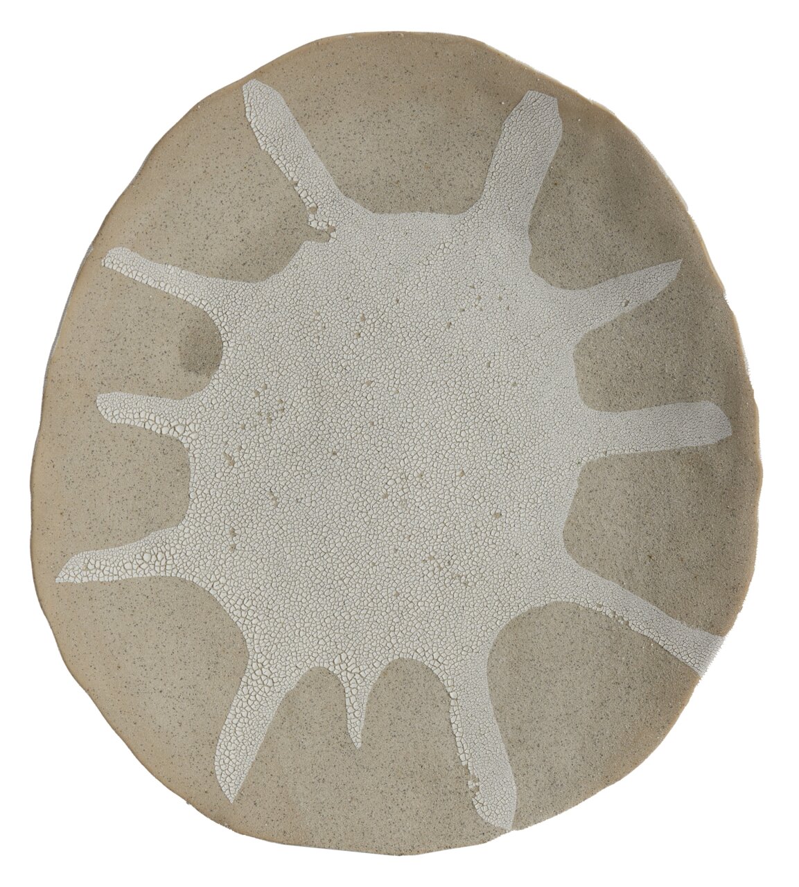 Rundes Ornament mit unregelmäßigem, weißem Muster auf beiger Oberfläche, Draufsicht
