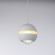 Weiße, moderne Pendelleuchte mit kugelförmigem Schirm und warmem Licht, freigestellt vor hellem Hintergrund, Ansicht leicht von unten in Frontperspektive