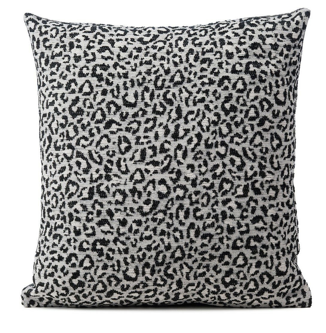 GÖZZE Kissenhülle LEONA Kissenhülle 50x50cm mit schwarz-weißem Leopardenmuster, Frontalansicht