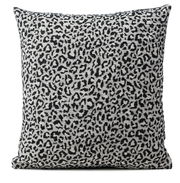 Kissenhülle 50x50cm mit schwarz-weißem Leopardenmuster, Frontalansicht
