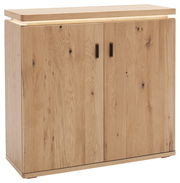 Kommode aus hellem Holz mit zwei Türen und schwarzen Griffen, frontal fotografiert.