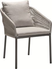 Moderner Stapelsessel mit grauem Kissen und geflochtenen Armlehnen, seitliche Perspektive