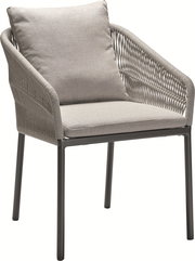 Moderner Stapelsessel mit grauem Kissen und geflochtenen Armlehnen, seitliche Perspektive