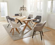 Esszimmer mit modernen Sesseln der Serie EVITA von Voleo, um einen Holztisch arrangiert. Helle und einladende Atmosphäre mit Blick aus der Vogelperspektive.