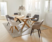 Esszimmer mit modernen Sesseln der Serie EVITA von Voleo, um einen Holztisch arrangiert. Helle und einladende Atmosphäre mit Blick aus der Vogelperspektive.