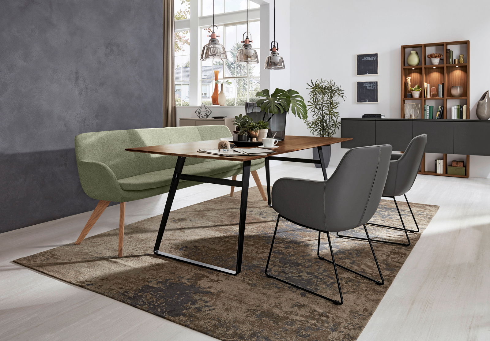 Moderne Polsterbank in einem stilvollen Esszimmer, seitliche Perspektive