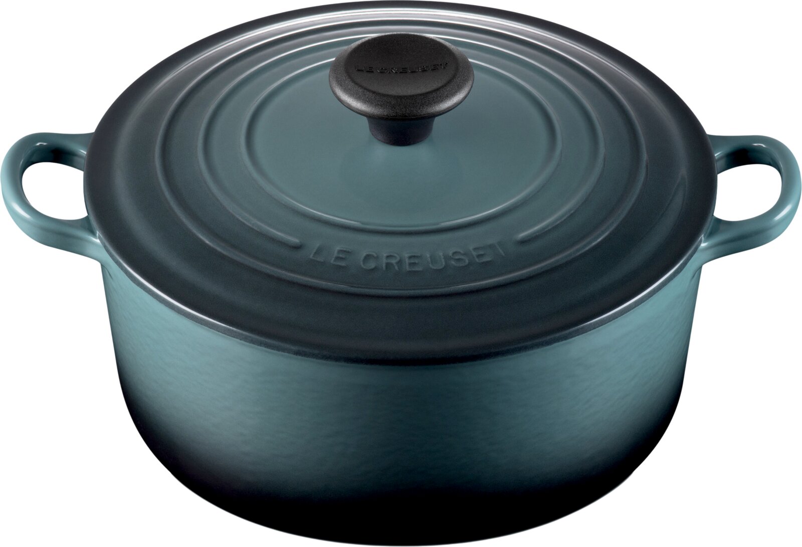 Runder Le Creuset Bräter in Petrol mit passendem Deckel, schwarzem Deckelknauf und zwei Seitengriffen, in frontaler Ansicht leicht von oben