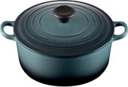 Runder Le Creuset Bräter in Petrol mit passendem Deckel, schwarzem Deckelknauf und zwei Seitengriffen, in frontaler Ansicht leicht von oben