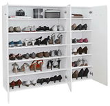 Großer weißer Schuhschrank mit offenen Türen, gefüllt mit verschiedenen Schuhen, von vorne betrachtet.