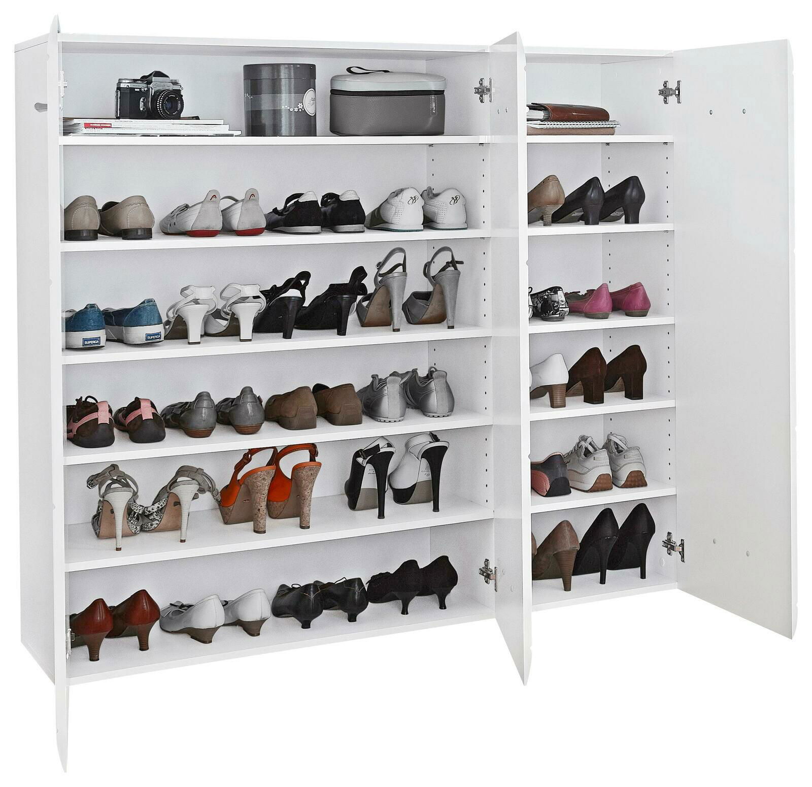 Großer weißer Schuhschrank mit offenen Türen, gefüllt mit verschiedenen Schuhen, von vorne betrachtet.