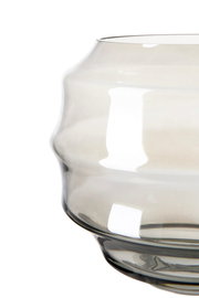 Nahaufnahme einer eleganten, hellgrauen Glasvase mit geschwungenem Design.