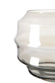 Nahaufnahme einer eleganten, hellgrauen Glasvase mit geschwungenem Design.