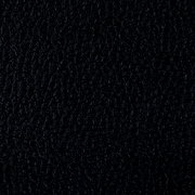 Nahaufnahme der schwarzen Lederstruktur eines Armlehnstuhls