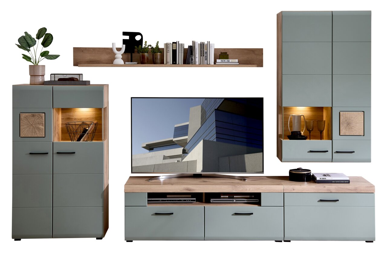 Moderne woonwand met grijze kasten, houten plank en tv-meubel, gezien vanaf de voorkant.