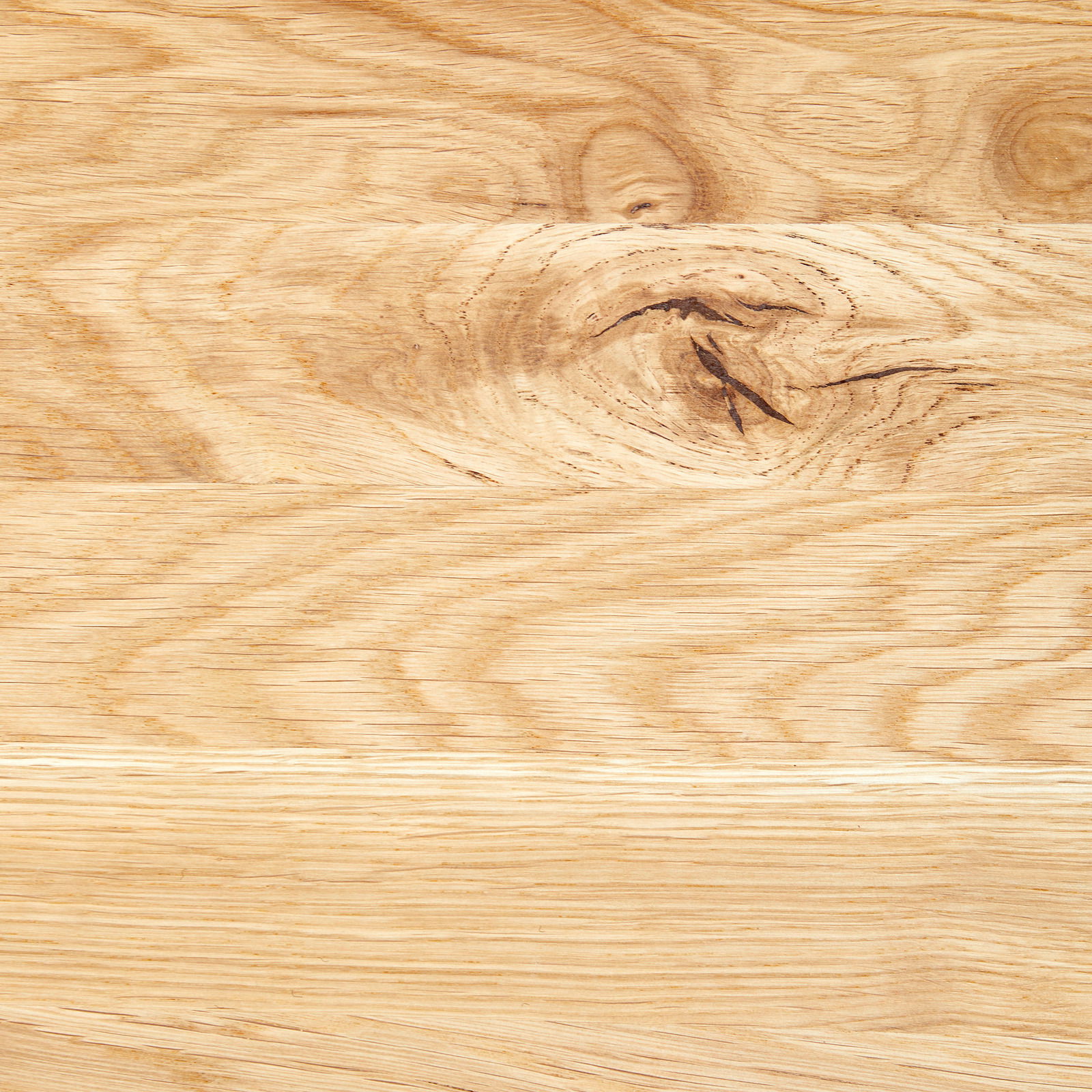 Nahaufnahme einer Holzoberfläche mit natürlicher Maserung und Astloch, von oben betrachtet.
