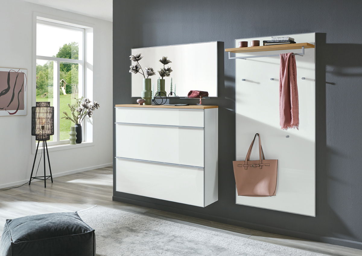 Moderner Hängeschuhschrank und Garderobenpaneel in Weiß mit Holzdetails, seitliche Perspektive.