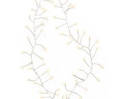 Nahaufnahme von einer Micro LED Lichterkette mit warmweißen Lichtern, die in einem geschwungenen Muster angeordnet ist.