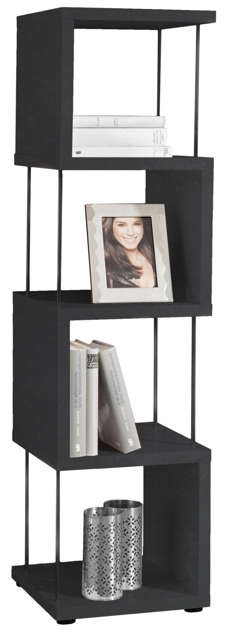 Zwarte staande boekenkast met vier open vakken, gefotografeerd vanaf de voorkant, versierd met boeken, een fotolijst en twee zilveren bakjes.
