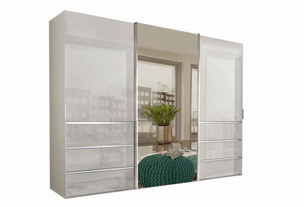 Schwebetürenschrank mit Spiegel in moderner Innenraumansicht, teilweise geöffnete Türen, zeigt stilvolle Einrichtung mit Pflanze und Hocker.