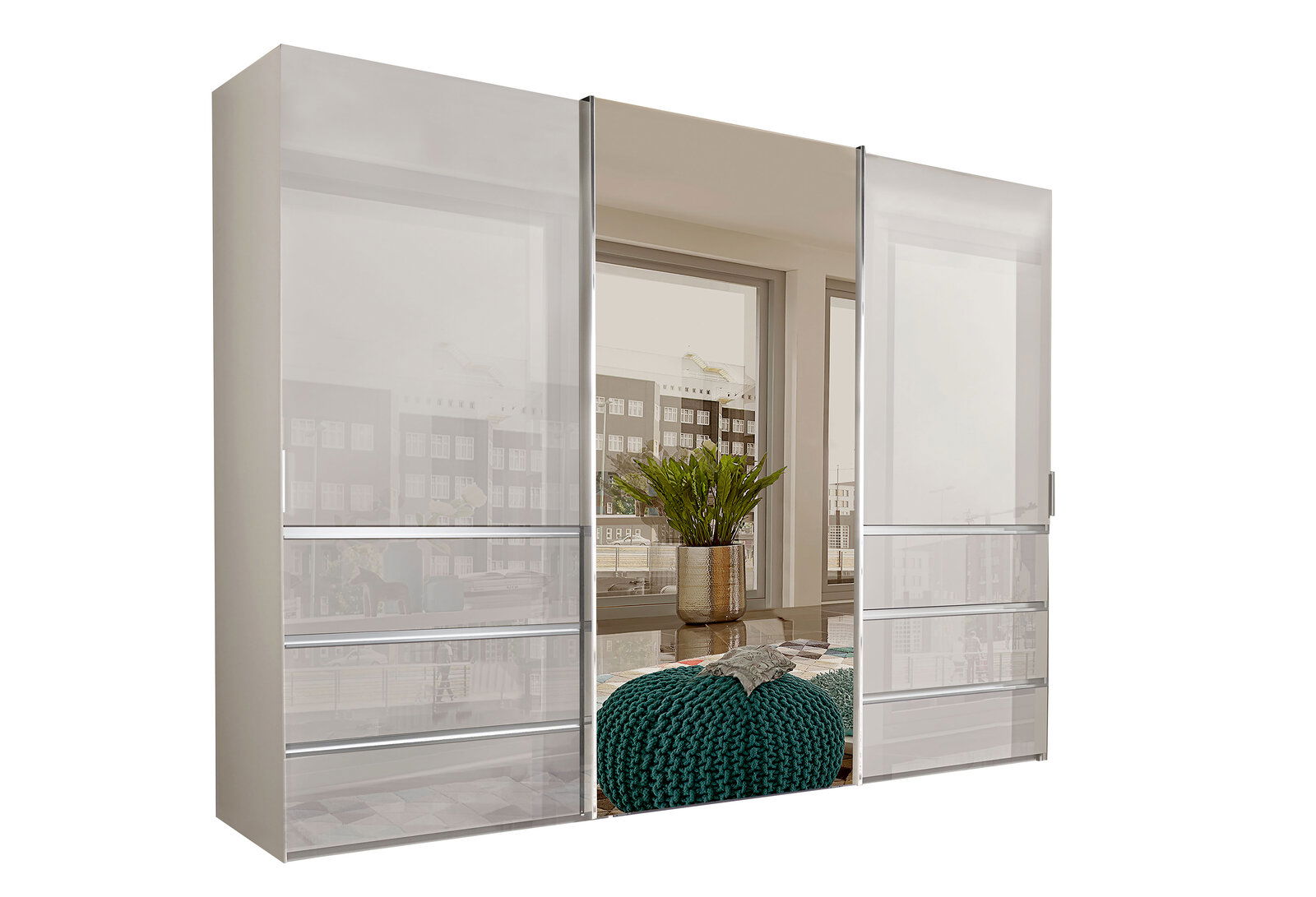 Schwebetürenschrank mit Spiegel in moderner Innenraumansicht, teilweise geöffnete Türen, zeigt stilvolle Einrichtung mit Pflanze und Hocker.