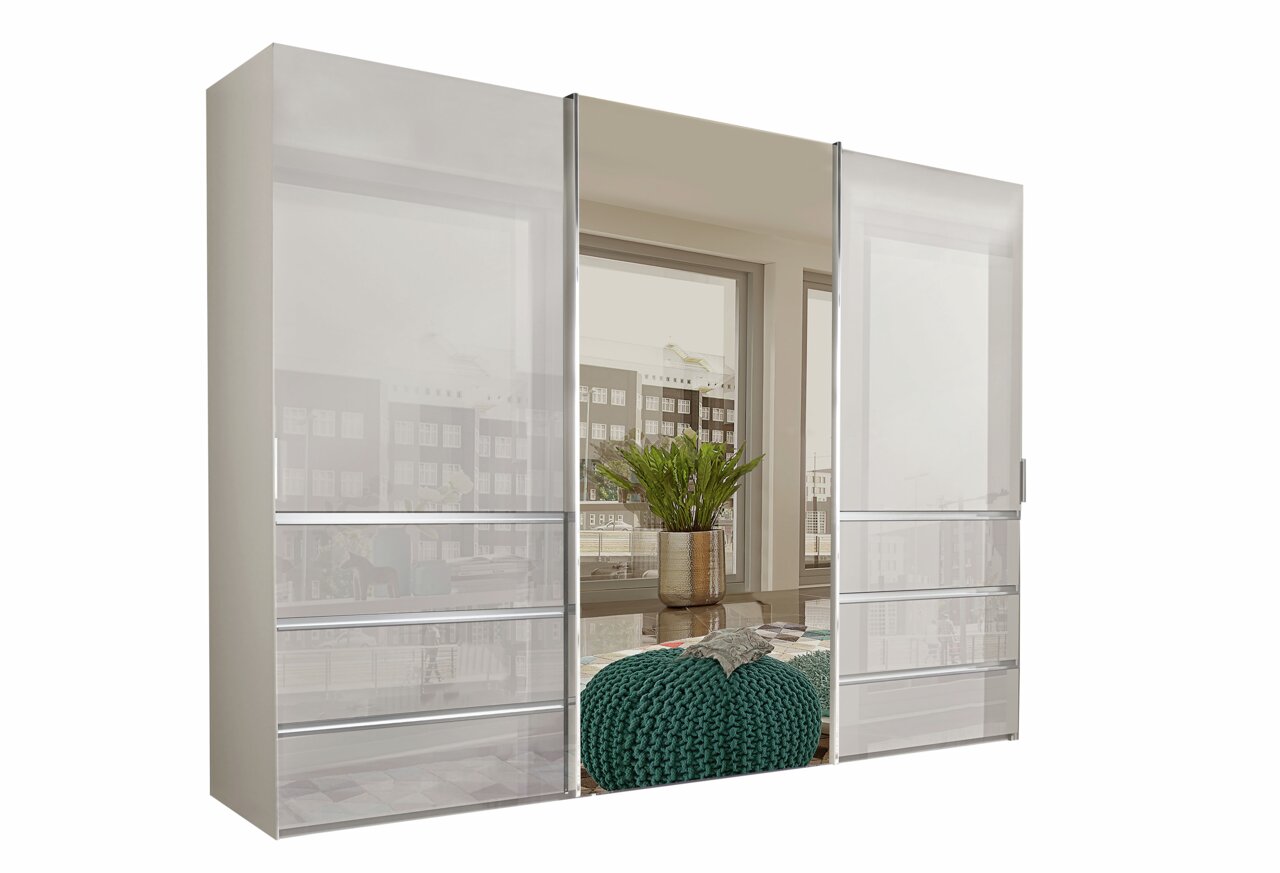 Kast met zweefdeuren en spiegel in een modern interieur, de deuren staan gedeeltelijk open de stijlvolle inrichting wordt aangevuld met een plant en een kruk.