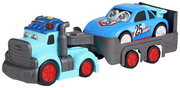 Spielzeugauto-Set bestehend aus einem blauen LKW mit roten Rädern und einem blauen Rennauto auf dem Anhänger, seitliche Perspektive