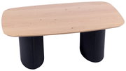 Moderne salontafel met een lichtgekleurd houten blad en twee donkere, geribbelde poten, gezien vanaf de zijkant