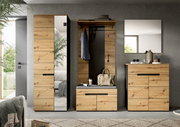 Moderne Garderobenmöbel im Flur: hoher Schrank mit Spiegel, Garderobenpaneel mit Sitzbank und Haken sowie Kommode mit Wandspiegel in Eiche-Optik und schwarzen Griffleisten, frontal aus Augenhöhe aufgenommen.
