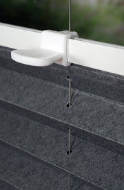 Nahaufnahme eines gefädelten Plissees in Anthrazit mit weißer Halterung, seitliche Perspektive.