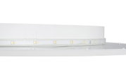 Ronde led-plafondlamp met witte diffuser en zichtbare led-ring, detailopname vanuit zijdelingse hoek