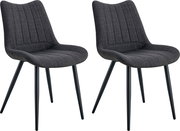Zwei gepolsterte Esszimmerstühle in Dunkelgrau mit Stoffbezug, vertikaler Steppung und schwarzen Metallbeinen, schräg von vorne in leichter Seitenansicht freigestellt auf weißem Hintergrund