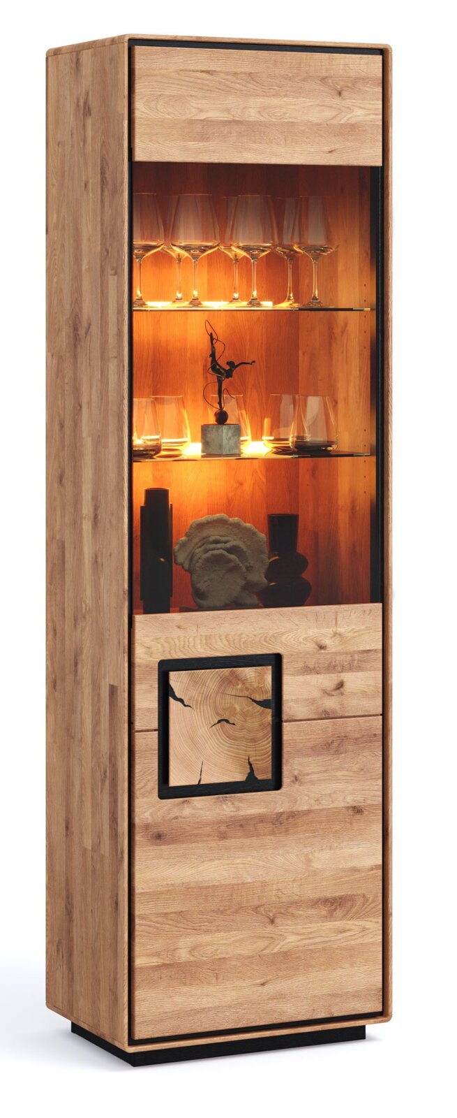 Landscape Vitrine I (rechts) BRIXEN Hohe Holzvitrine in Eiche-Optik mit beleuchtetem Glasfach und Glasböden, teils geschlossener Front mit dekorativem Einsatz, gezeigt in leichter Schrägansicht von vorne links.