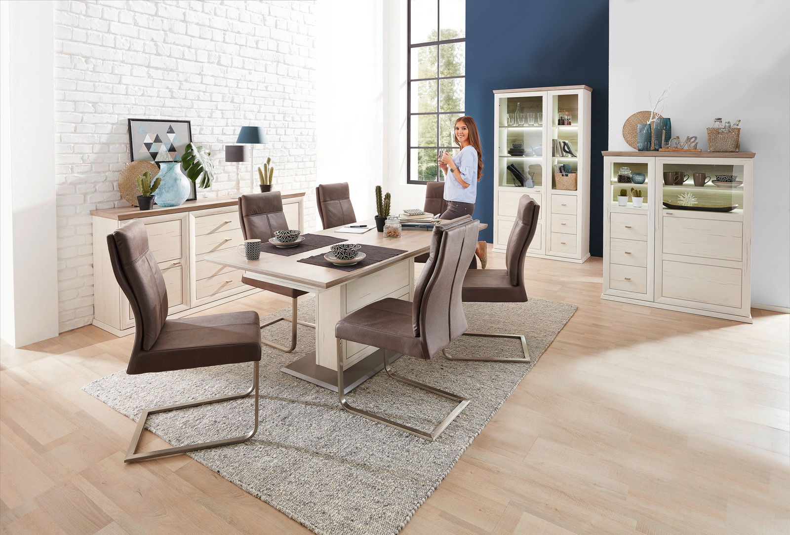 Hom´in Highboard CAMRON Esszimmer mit modernem Funktions-Esstisch und Freischwinger-Stühlen in einer hellen, stilvollen Umgebung. Perspektive von vorne.