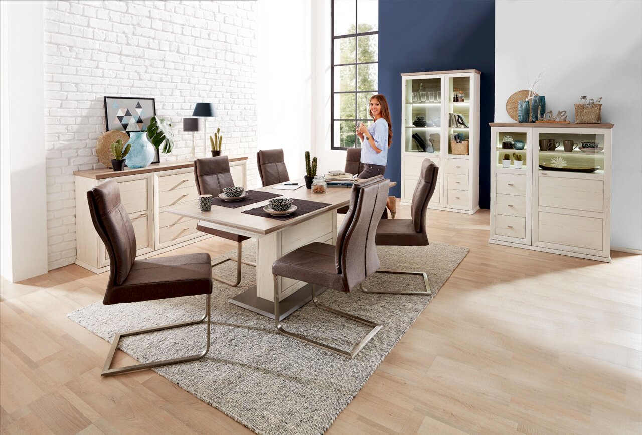 Hom´in Highboard CAMRON Esszimmer mit modernem Funktions-Esstisch und Freischwinger-Stühlen in einer hellen, stilvollen Umgebung. Perspektive von vorne.