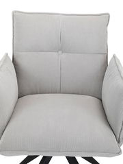 Grauer Armlehnstuhl mit gestepptem Stoffbezug, Vorderansicht