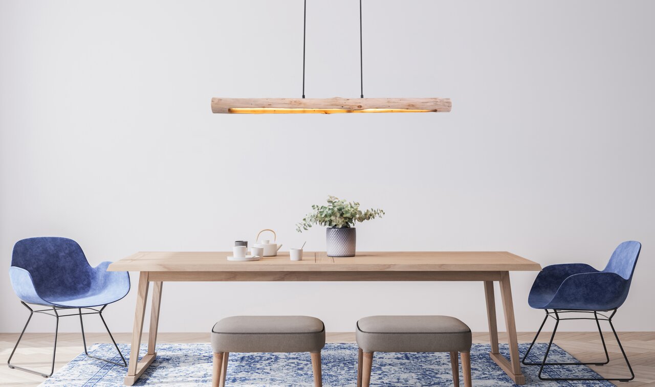 Moderne Hängeleuchte aus Holz über einem Esstisch, seitliche Perspektive